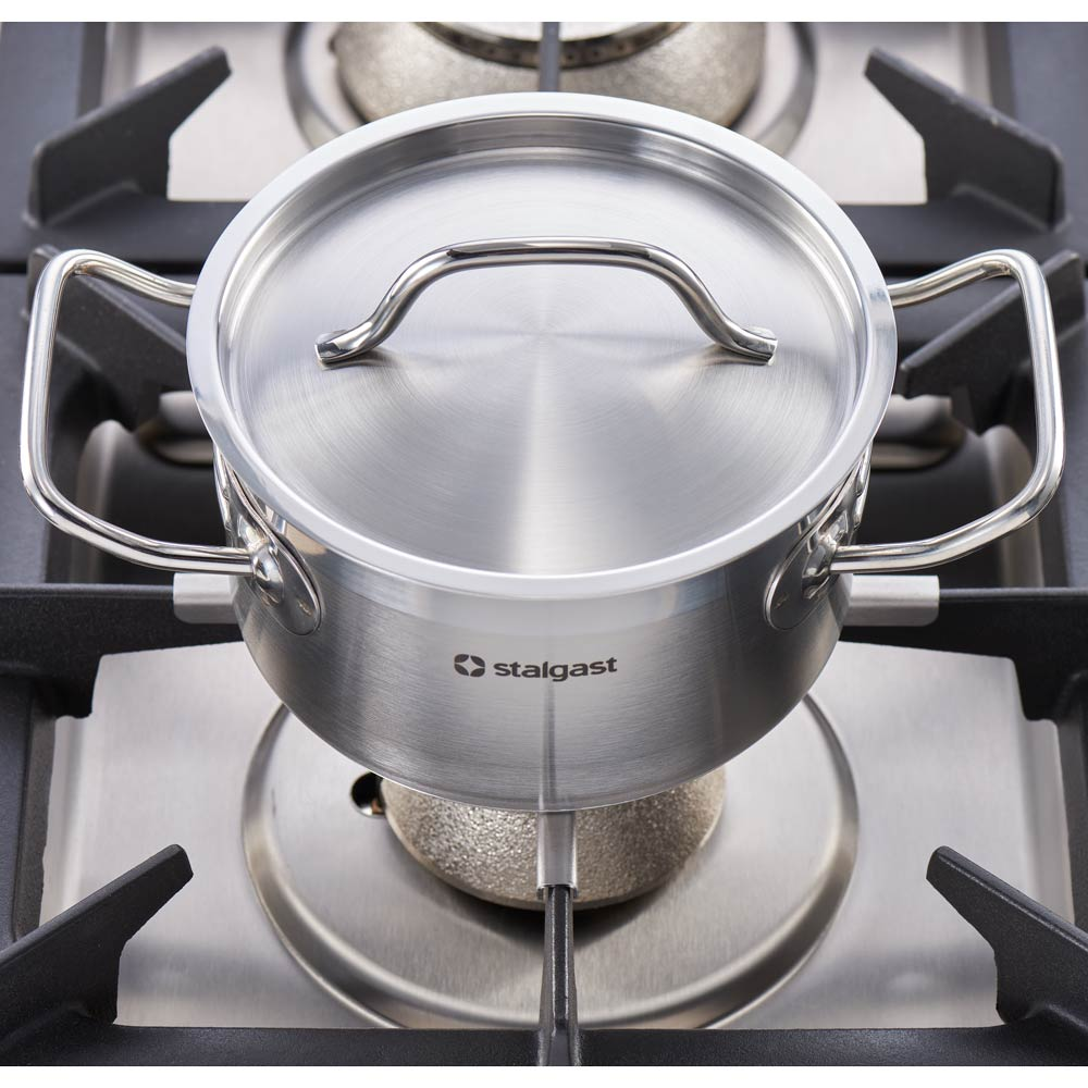 Stalgast Gasherd mit 4 Brennern (3,5+2x5+7) und Gas-Backofen GN2/1, Serie 700 ND